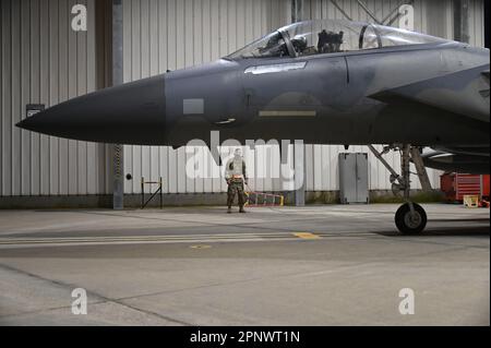 Dans le cadre de l'exercice vigilant du Commandement de la défense aérospatiale de l'Amérique du Nord (NORAD), le NORAD F-15Cs prend le départ de la base de la Garde nationale de Fresno Air à l'appui de l'exercice, sur 12 avril 2023. La zone continentale des États-Unis La région du NORAD a coordonné le lancement de l'aéronef NORAD à partir de l'escadre de chasse 144th de la California Air National Guard pour effectuer des opérations de manœuvre visant à assurer la défense et la sécurité de l'Amérique du Nord. Le Bouclier vigilant est un exercice binational entre les États-Unis et le Canada visant à évaluer et à améliorer la préparation du NORAD et des États-Unis Northern Command, sa com Banque D'Images