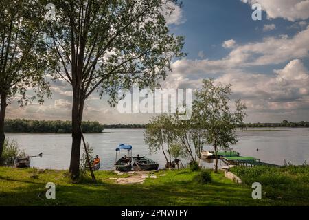 De vieux bateaux anchord sur une rive sur le Danube en Serbie, pendant un après-midi ensoleillé à Krcedin, Voïvodine. Le Danube est le plus grand fleuve du centre Banque D'Images