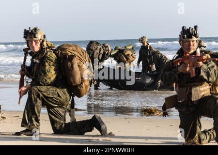 ÉTATS-UNIS Marines avec 2nd peloton, Charlie Company, 1st Bataillon de reconnaissance, 1st Division Marine, Et les membres du bataillon Intai Amfibi de 2nd, Korps Indonesian Marinir, débarquent d'une embarcation de combat en caoutchouc après une insertion amphibie dans le cadre de l'événement culminant d'un exercice de reconnaissance au camp de base du corps des Marines Pendleton, Californie, 18 avril 2023. L'insert amphibie a été suivi d'une patrouille à pied jusqu'à un objectif. Les Marines de 1st Recon BN. Accueillir chaque année l'exercice de formation bilatérale pour favoriser un esprit de coopération et de respect mutuel entre l'Indonésie me service Banque D'Images