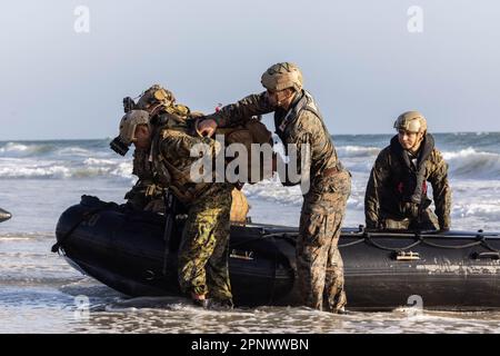 ÉTATS-UNIS Marines avec 2nd peloton, Charlie Company, 1st Bataillon de reconnaissance, 1st Division Marine, Et les membres du bataillon Intai Amfibi de 2nd, Korps Indonesian Marinir, débarquent d'une embarcation de combat en caoutchouc après une insertion amphibie dans le cadre de l'événement culminant d'un exercice de reconnaissance au camp de base du corps des Marines Pendleton, Californie, 18 avril 2023. L'insert amphibie a été suivi d'une patrouille à pied jusqu'à un objectif. Les Marines de 1st Recon BN. Accueillir chaque année l'exercice de formation bilatérale pour favoriser un esprit de coopération et de respect mutuel entre l'Indonésie me service Banque D'Images