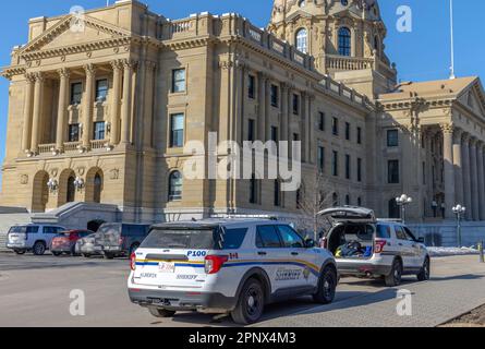 Edmonton, Alberta, Canada. 20 avril 2023. L'édifice de l'Assemblée législative de l'Alberta, avec les véhicules de police garés. Banque D'Images