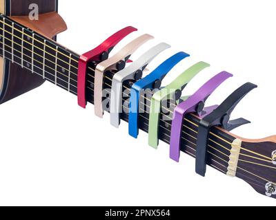 capo coloré sur le fingerboard de guitare, fond blanc, gros plan Banque D'Images