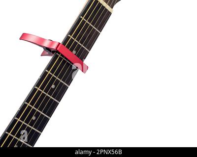 capo rouge sur le fingerboard de guitare, fond blanc , gros plan Banque D'Images