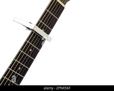 Argent capo sur le fingerboard de guitare, fond blanc, gros plan Banque D'Images