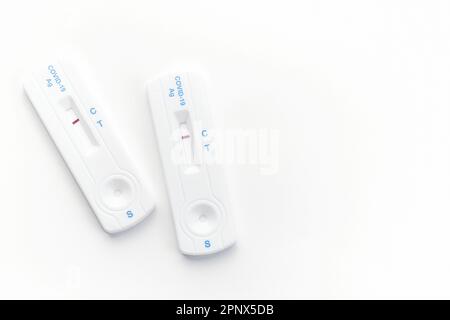 Kit de test à domicile pour coronavirus sur fond blanc. Kit de test négatif de l'antigène Covid-19, test rapide de l'antigène du coronavirus en une étape. Banque D'Images