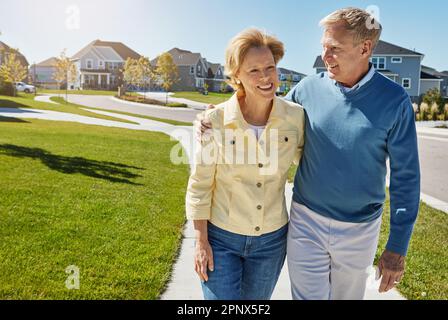 Explorer le quartier à pied. un heureux couple senior se réveillant ensemble autour de leur quartier. Banque D'Images