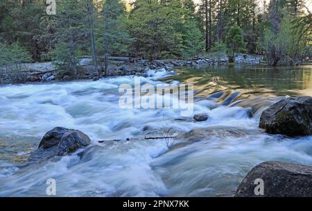 Ruisseau de Tenaya - parc national de Yosemite, Californie Banque D'Images