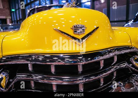 istambul, turquie - OCTOBRE 2022, ivoire jaune, coupé Cabriolet Cadillac série 62 1953. Photo de haute qualité Banque D'Images