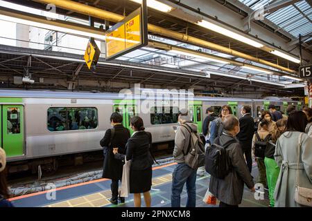 Train de Tokyo et navetteurs sur une plate-forme souterraine attendant de voyager,Tokyo,Japon,Asie,2023 Banque D'Images