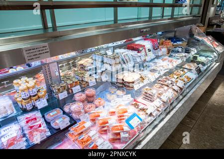 Avril 2023, salle alimentaire japonaise dans un grand magasin à Tokyo vendant des fruits frais, des fruits de mer, du poisson et de la viande et des produits d'épicerie, Japon, Asie Banque D'Images