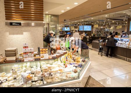 Avril 2023, salle alimentaire japonaise dans un grand magasin à Tokyo vendant des fruits frais, des fruits de mer, du poisson et de la viande et des produits d'épicerie, Japon, Asie Banque D'Images