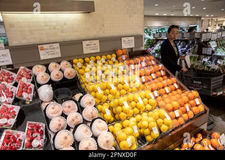 Avril 2023, salle alimentaire japonaise dans un grand magasin à Tokyo vendant des fruits frais, des fruits de mer, du poisson et de la viande et des produits d'épicerie, Japon, Asie Banque D'Images