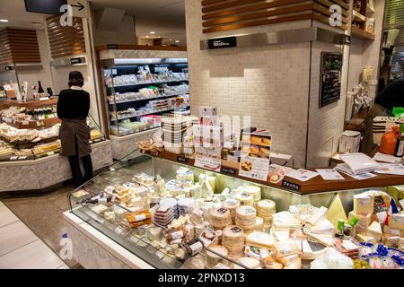 Food hall Japan avril 2023, aliments préparés fromage et crustacés et épicerie à vendre dans un grand magasin Food hall Tokyo, Japon Banque D'Images