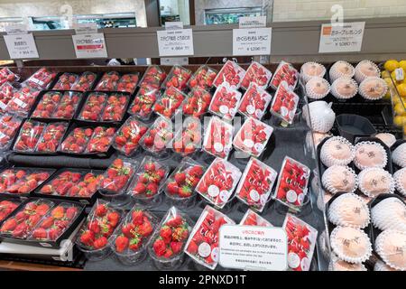 Grand magasin japonais salle de restauration à Tokyo, avril 2023, fruits frais et fraises exposés et à la vente, Japon, Asie Banque D'Images