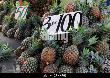 Tas d'ananas frais vendus à côté de la rue à Calauan, Laguna, Philippines. Banque D'Images