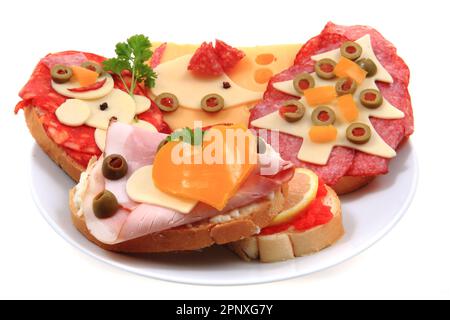 des sandwiches ouverts amusants isolés sur fond blanc Banque D'Images