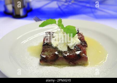 dessert aux prunes avec feuilles de menthe fraîche Banque D'Images