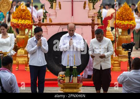 Angkor Wat, Siem Reap, Cambodge - 13 avril 2023: Hun Many, centre, membre de l'Assemblée nationale cambodgienne, priant à Angkor Wat. Banque D'Images