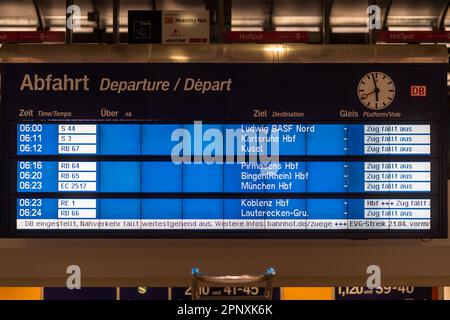 Kaiserslautern, Allemagne. 21st avril 2023. Gros plan d'un panneau des départs affichant des informations sur les trains annulés pendant les grèves nationales. La grève a été lancée par le syndicat EVG des chemins de fer et des transports après l'échec des négociations salariales avec la société ferroviaire Deutsche Bahn (DB). Les membres du syndicat ont été appelés à arrêter tous les services ferroviaires vendredi entre 3 h et 11 h. Credit: Gustav Zygmund/Alamy News Banque D'Images