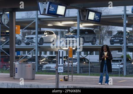 Kaiserslautern, Allemagne. 21st avril 2023. La femme voyageur a probablement été surprise par la situation de grève, attendant un train qui a été annulé. La grève a été lancée par le syndicat EVG des chemins de fer et des transports après l'échec des négociations salariales avec la société ferroviaire Deutsche Bahn (DB). Les membres du syndicat ont été appelés à arrêter tous les services ferroviaires vendredi entre 3 h et 11 h. Credit: Gustav Zygmund/Alamy News Banque D'Images