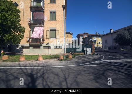 Façade d'un bâtiment dans une rue d'un village avec des vêtements suspendus sur les balcons Banque D'Images