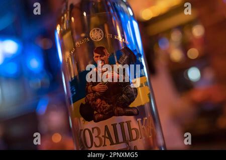 Une bouteille de Vodka Cosaque Council Javelin avec l'image d'un soldat ukrainien tenant une arme Javelin anti-Tank. Banque D'Images