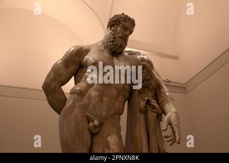 Naples, Italie - 20 avril 2023 : la statue d'Hercules farnèse au Musée archéologique national de Naples Banque D'Images