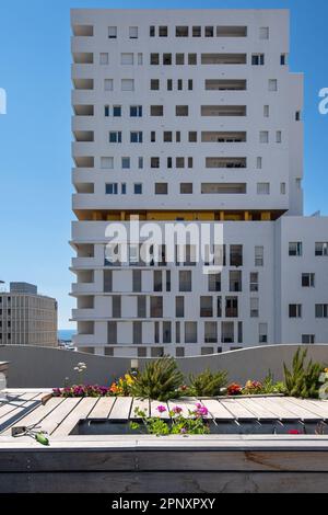 Marseille, France. 19th avril 2023. Vue depuis la terrasse commune. Smartseille est un éco-quartier construit par Eiffage dans le quartier 15th dans le cadre de l'extension Euromediterrannée 2 à Marseille, France, le 19 avril 2023. Photo de Laurent Coust/ABACAPRESS.COM crédit: Abaca Press/Alay Live News Banque D'Images