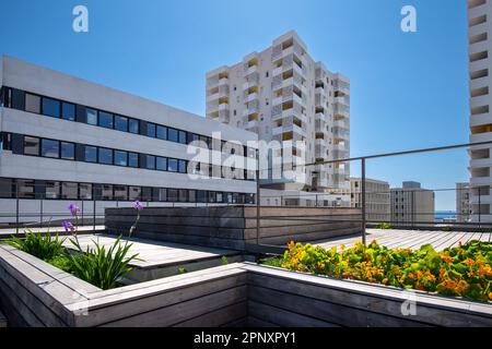 Marseille, France. 19th avril 2023. Vue depuis la terrasse commune. Smartseille est un éco-quartier construit par Eiffage dans le quartier 15th dans le cadre de l'extension Euromediterrannée 2 à Marseille, France, le 19 avril 2023. Photo de Laurent Coust/ABACAPRESS.COM crédit: Abaca Press/Alay Live News Banque D'Images