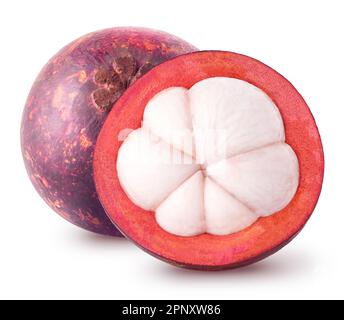 Mangoustens isolés. Tout et la moitié des fruits mangoustés isolés sur fond blanc avec un chemin d'écrêtage Banque D'Images