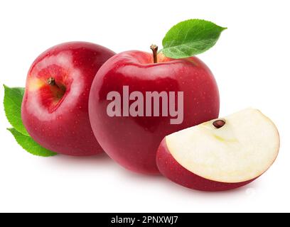 Pommes isolées. Deux pommes de fruits rouges et roses entières avec une tranche isolée sur du blanc avec un chemin de coupure Banque D'Images