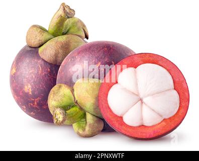 Mangoustens isolés. Deux fruits mangoustés entiers et moitié isolés sur fond blanc avec un chemin de coupure Banque D'Images