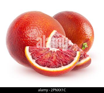 Oranges sanguines isolées. Deux fruits orange entiers avec des tranches isolées sur fond blanc avec un masque Banque D'Images