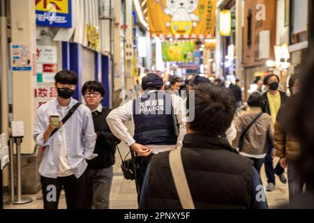 Policier japonais dans le district de Dotonbori à Osaka, Japon, Asie 2023 Banque D'Images