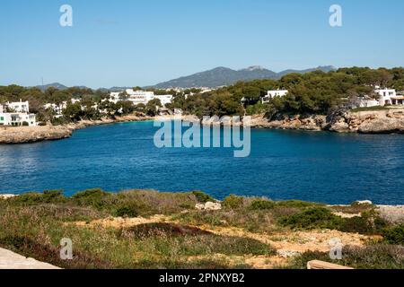 Cala d’Or, Majorque, Iles Baléares, Espagne. 29 mars 2023, vue sur la plage et la côte de Cala Dor depuis es fort, Majorque Banque D'Images
