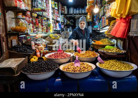 Vendeur d'olives dans sa petite boutique dans la médina de Fès. Banque D'Images