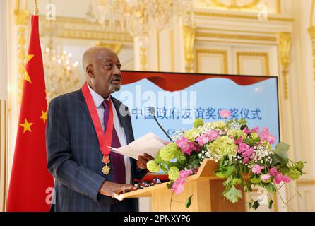 (230421) -- PARIS, 21 avril 2023 (Xinhua) -- Getachew Engida, ancien directeur général adjoint de l'UNESCO et co-président de l'Institut de développement du leadership Chine-Afrique de l'Université Tsinghua, prononce un discours lors de la cérémonie de remise du Prix de l'amitié du gouvernement chinois 2022 à l'ambassade chinoise en France à Paris, en France, au 19 avril 2023. Getachew Engida, ancien directeur général adjoint de l'UNESCO et co-président de l'Institut de développement du leadership Chine-Afrique de l'Université Tsinghua, et Jean-Marc Dublanc, PDG de Bluestar Adisseo, ont reçu mercredi le vendredi 2022 du gouvernement chinois Banque D'Images