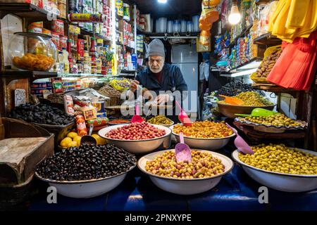 Vendeur d'olives dans sa petite boutique dans la médina de Fès. Banque D'Images