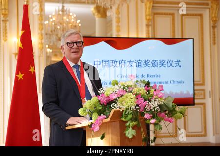 Paris, France. 19th avril 2023. Jean-Marc Dublanc, PDG de Bluestar Adisseo, prononce un discours lors de la cérémonie de remise du Prix de l'amitié du gouvernement chinois 2022 à l'ambassade de Chine en France à Paris, en France, au 19 avril 2023. Getachew Engida, ancien directeur général adjoint de l'UNESCO et co-président de l'Institut de développement du leadership Chine-Afrique de l'Université Tsinghua, et Jean-Marc Dublanc, PDG de Bluestar Adisseo, ont reçu mercredi le Prix de l'amitié du gouvernement chinois 2022. Credit: Gao Jing/Xinhua/Alamy Live News Banque D'Images