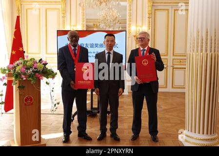 Paris, France. 19th avril 2023. L'Ambassadeur de Chine en France, lu Shaye (C), remet le Prix de l'amitié du Gouvernement chinois 2022 à Getachew Engida (L), ancien directeur général adjoint de l'UNESCO et co-président de l'Institut de développement du leadership Chine-Afrique de l'Université Tsinghua, Et Jean-Marc Dublanc, PDG de Bluestar Adisseo à l'ambassade chinoise de France à Paris, France, 19 avril 2023. Getachew Engida et Jean-Marc Dublanc ont reçu mercredi le Prix de l'amitié du gouvernement chinois 2022. Credit: Gao Jing/Xinhua/Alamy Live News Banque D'Images