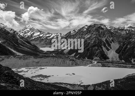 Trekking dans le parc national du Mont Cook/Aoraki en Nouvelle-Zélande sur l'île du Sud en été. Montagnes et éléments glaciaires avec un lac glaciaire. Banque D'Images