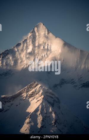 photo givrée d'une montagne triangulaire enneigée Banque D'Images