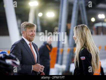 DEVENTER - le roi Willem-Alexander en conversation avec Jutta Leerdam lors de l'ouverture de la onzième édition des Jeux du roi, qui aura lieu plus de 2 jours en 2023 en raison de la fête du sucre. Les Jeux du Roi ont été organisés pour la première fois en 2013, dans le cadre de l'inauguration du Roi Willem-Alexander. Le but était de montrer aux enfants et aux parents de l'école primaire que manger un bon petit déjeuner ensemble et l'exercice actif sont importants et amusants. ANP SEM VAN DER WAL pays-bas Out - belgique Out crédit: ANP/Alay Live News Banque D'Images