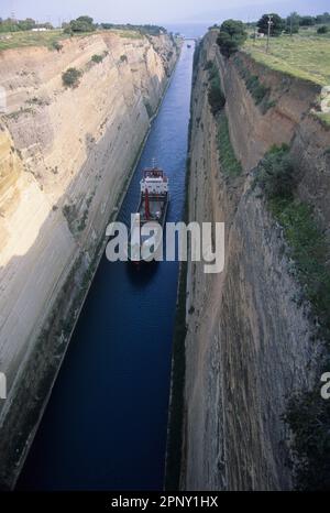 Canal de Corinthe et bateau, Grèce. Banque D'Images