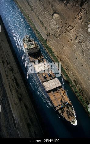 Canal de Corinthe et bateau, Grèce. Banque D'Images