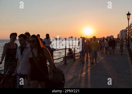 Coucher de soleil sur le front de mer, Salonique, Macédoine centrale, Grèce. Banque D'Images