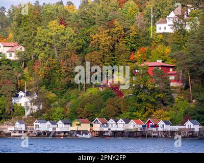 Nesoddtangen, Norvège - sept, 2022: Bains maisons sur la mer surplombant le fjord vu de la visite sur le fjord d'Oslo près d'Oslo, municipal Banque D'Images