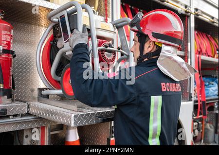 Équipement de contrôle et d'entretien pour pompiers pour travailler dans la zone du bureau de cheminée près d'un camion d'incendie. Photographie de haute qualité. Banque D'Images
