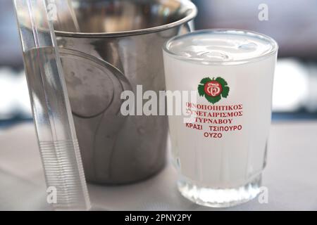 Ouzo, la boisson nationale de la Grèce. Banque D'Images