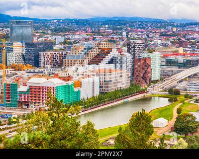 Oslo, Norvège - septembre 2022 : vue aérienne pour les skieurs (bâtiments à code-barres), pour le lac de Ténérife et le pont piétonnier d'Akrobaten au centre de la ville. Non Banque D'Images